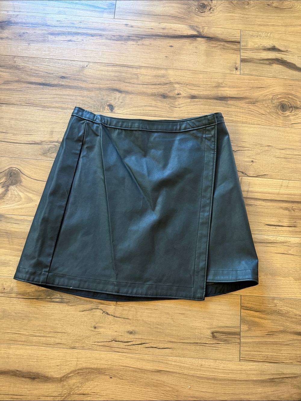 ABERCROMBIE & FITCH Black Pleather Mini Skirt - Size small  outseam is 15.75”